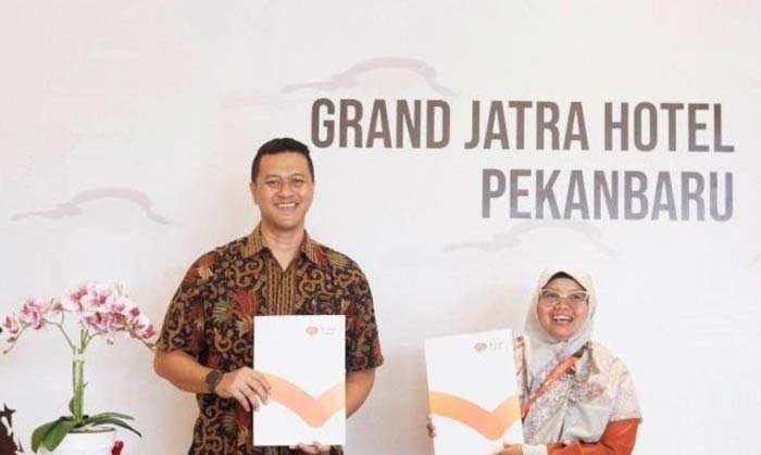 General Manager Grand Jatra Hotel Pekanbaru Bregas Yekti dan perwakilan dari Rumah Zakat Pekanbaru.