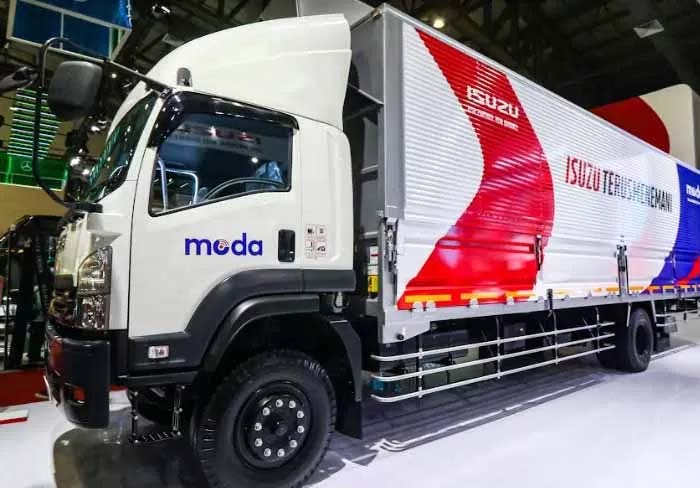 Isuzu Giga FVR U Wingbox yang menjadi andalan Isuzu di segman pasar heavy duty truck dipamerkan di Gaikindo Indonesia International Commercial Vehicle Expo (GIICOMVEC).