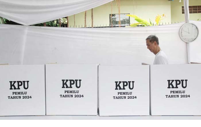 Warga menggunakan hak pilihnya saat mengikuti pemungutan suara ulang (PSU) Pemilu 2024 di Tempat Pemungutan Suara (TPS) 43, Kelurahan Menteng, Kecamatan Menteng, Jakarta Pusat.