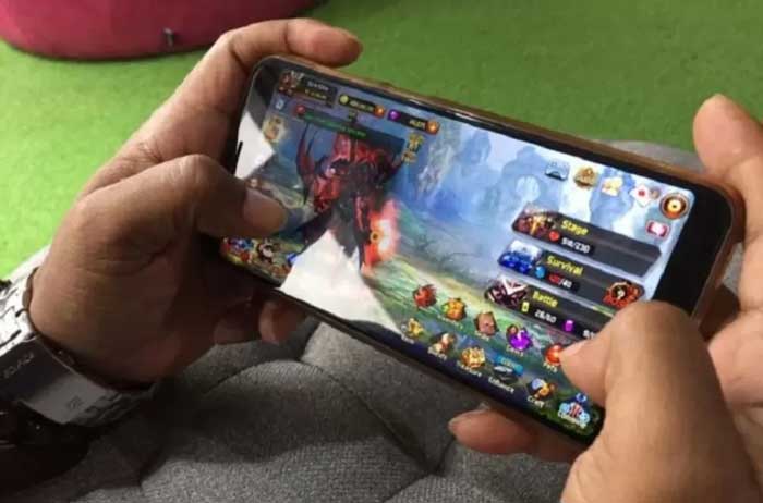 Pengguna ponsel sedang memainkan game PlayerUnknown
