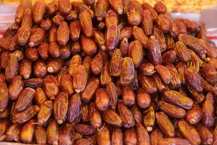 Buah kurma yang dijua di Pasar Tanah Abang, Jakarta, Senin (22/3/2021). (Foto: Dery Ridwansah/JawaPos.com)Buah kurma yang dijua di Pasar Tanah Abang, Jakarta, Senin (22/3/2021).