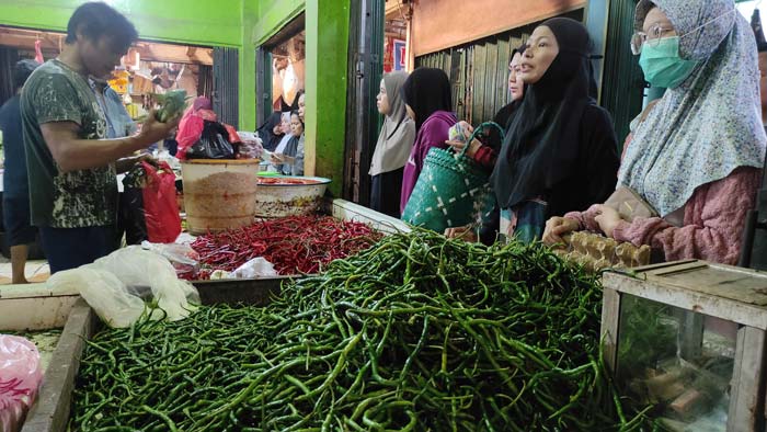 Warga membeli cabai di Pasar Pagi Arengka, Pekanbaru, Selasa (12/3/2024). Harga cabai merah dari Bukittinggi melambung tinggi mencapai Rp120 ribu per kilogram.