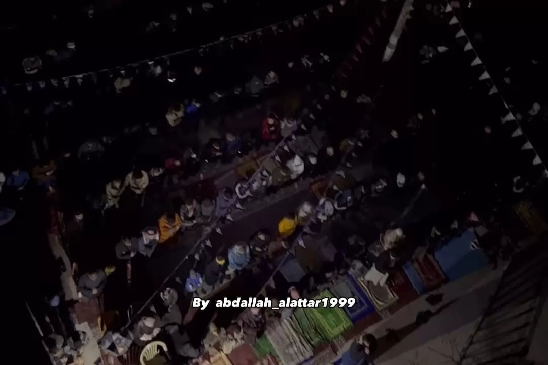 Warga Gaza melaksanakan salat tarawih di sekitar reruntuhan bangunan akibat serangan Israel.