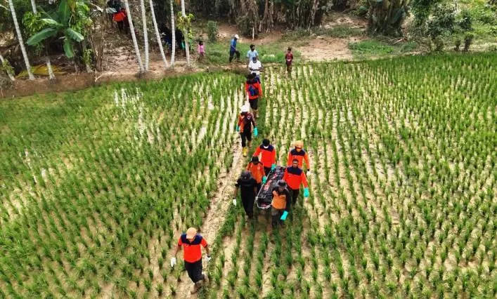 Evakuasi jenazah di Koto XI Tarusan, Kabupaten Pesisir Selatan, Selasa (12/3) pukul 16.00 WIB oleh Tim Sektor XI Tarusan Basarnas Padang.