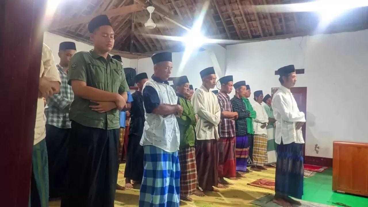 Pelaksanaan salat tarawih jamaah Masjid Aolia, Desa Giriharjo, Panggang, Kabupaten Gunungkidul, Rabu (6/3).