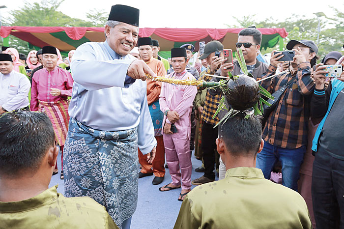 Bupati Siak menyiramkan air limau tanda dimulainya prosesi Mandi Belimau Besamo menyambut Ramadan di Lapangan Pujasera Lela Raja, Kampung Pinang Sebatang,&nbsp; Kecamatan Tualang, Senin (11/3/2024).