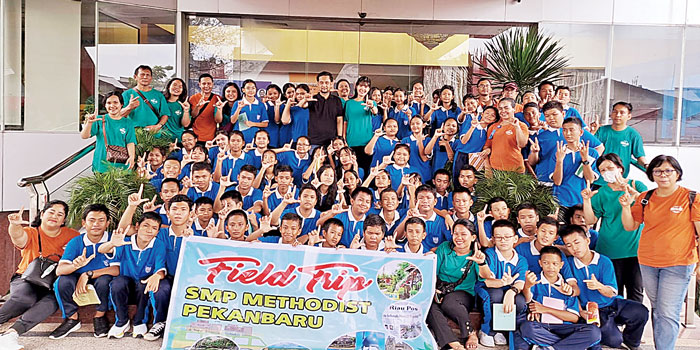 Kepala SMP Methodist Pekanbaru dan Redpel serta guru pendamping dan pelajar kelas 8 a dan b foto bersama saat pelaksanaan field trip jurnalistik ke redaksi Riau Pos, Sabtu (9/3/2024).