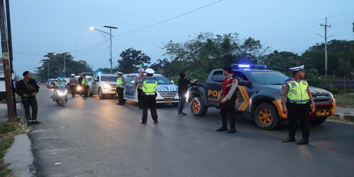 Tim Gabungan BKO Satlantas dan Polsek Mandau mengamankan 12 unit sepeda motor yang digunakan para pelaku balap liar yang berlangsung setelah salat subuh di Kecamatan Mandau, Selasa (12/3/202