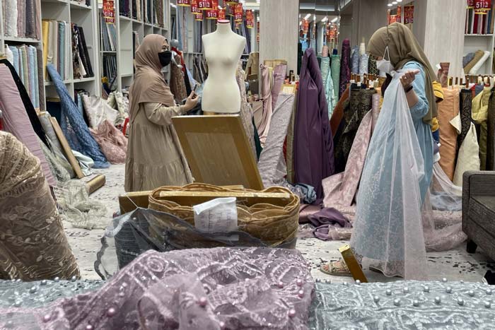 Pengunjung memilih kain ada di pusat grosir tekstil JACC Tanah Abang, Jakarta, beberapa waktu lalu.