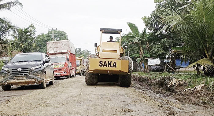 Petugas Dinas PUPR Riau melakukan perbaikan jalan kewenangan provinsi di Kabupaten Kuantan Singingi, Senin (11/3/2024).
