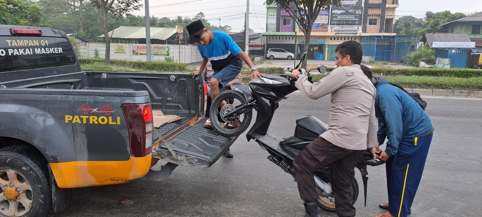 Personel Polsek Tampan mengamankan satu unit kendaraan tanpa Tanda Nomor Kendaraan Bermotor (TNKB) saat Patroli Subuh, di wilayah Polsek Tampan, Kamis (14/3/2024).