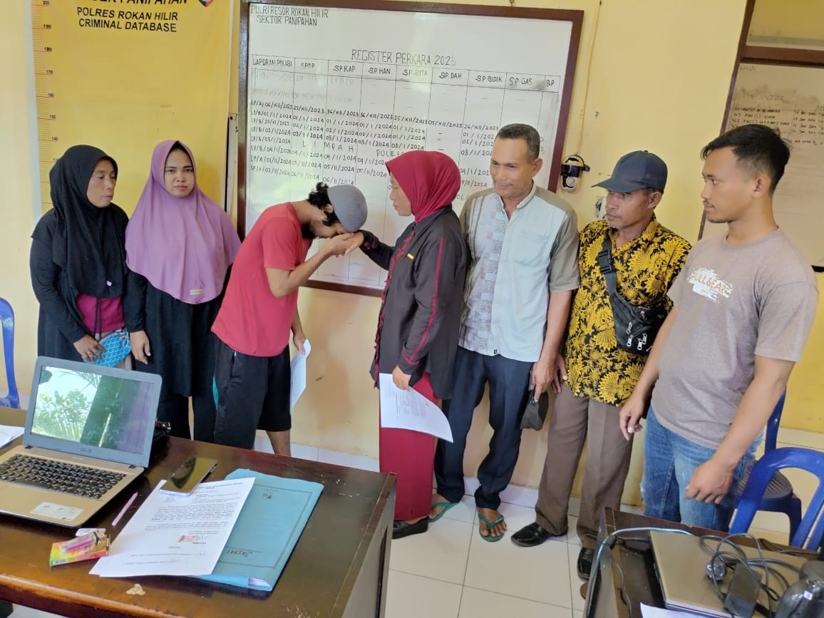 Pelapor dan terlapor kasus pencurian bersalaman setelah tercapai mediasi antra kedua belah pihak dari upaya pendekatan restorative justice yang dilakukan Polsek Panipahan di Mapolsek Panipahan.