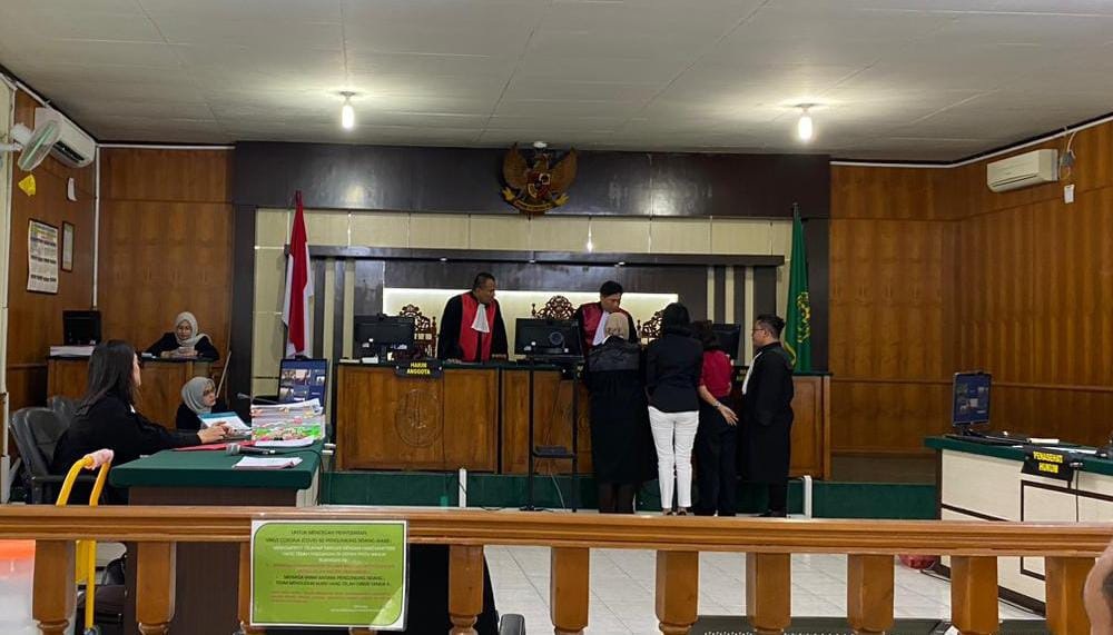 Saksi dan terdakwa dipanggil ke meja majelis hakim pada sidang UU ITE di PN Pekanbaru, Kamis (14/3/2024).