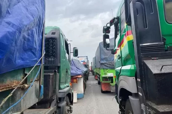 Kemacetan di Exit Tol Kaligawe Semarang akibat banjir.