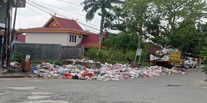 Tumpukan sampah di simpang Jalan Teratai-Jalan Cempaka, Kecamatan Sukajadi berserakan hingga ke badan jalan, Selasa (12/3/2024).