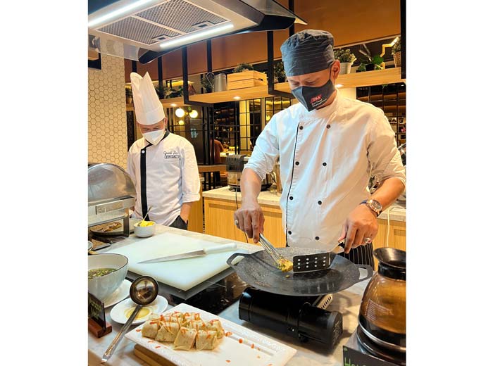Chef Grand Zuri sedang menyiapkan masakan menu khas, Rabu (13/3/2024).