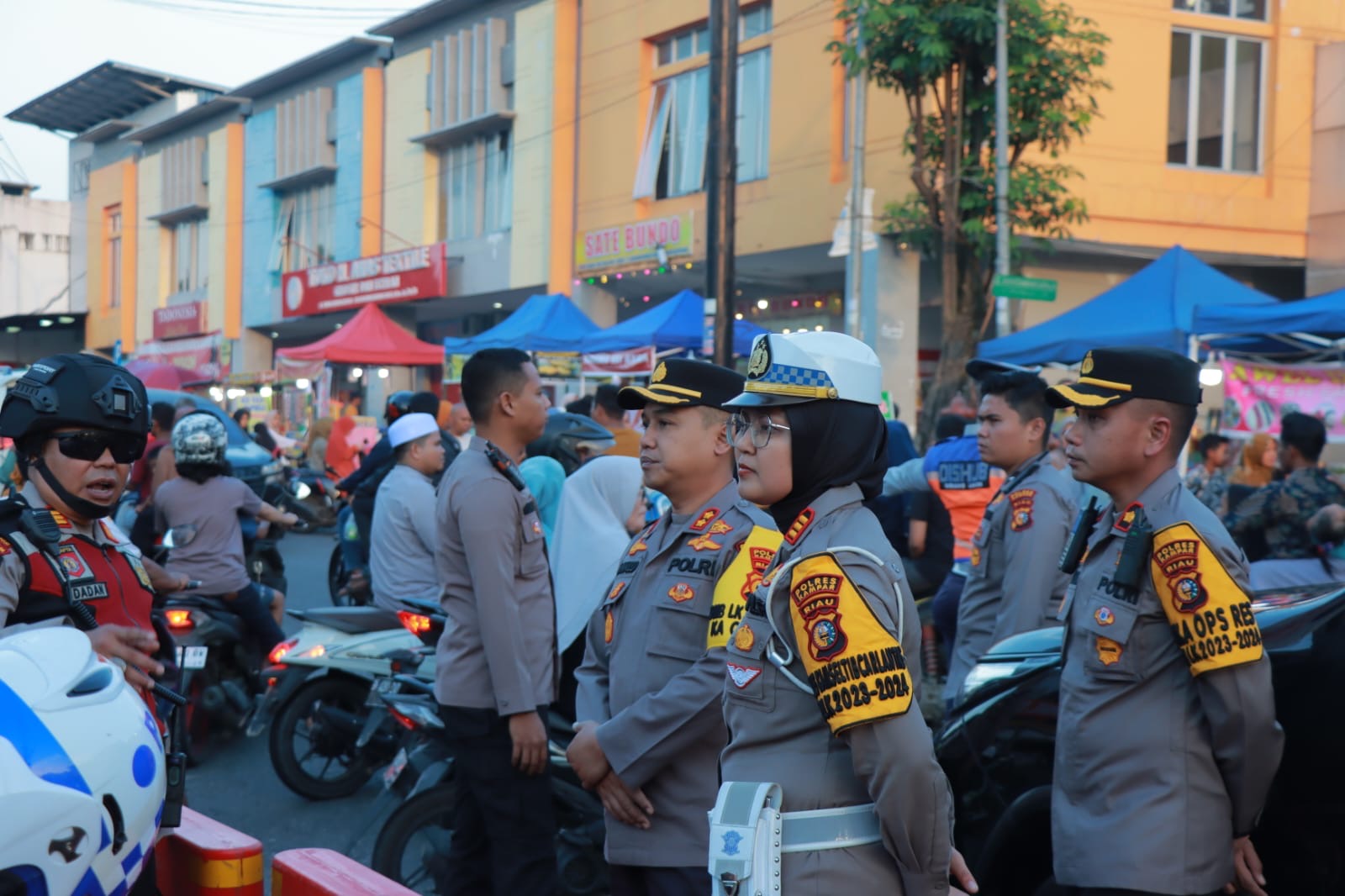 Kapolres Kampar AKBP Ronald Sumaja didampingi Kasatlantas AKP Viola Dwi Anggraini meninjau pasar tumpah di Bangkinang Kota, Rabu (13/3/2024).