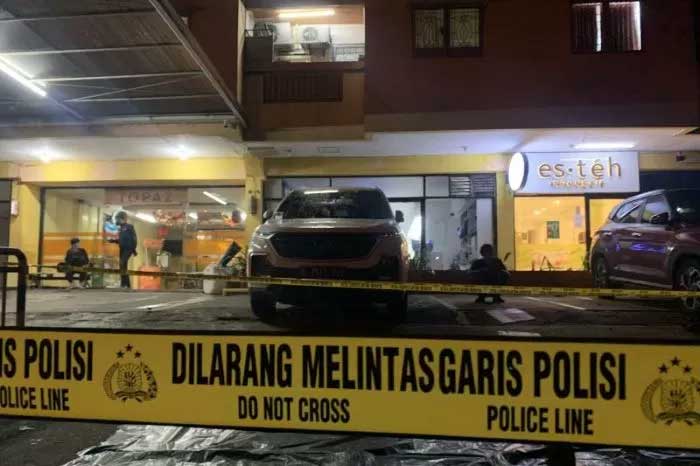 Kepolisian memasang garis polisi di lokasi satu keluarga tewas usai melompat bunuh diri dari roof top Apartemen Teluk Intan Penjaringan, Jakarta Utara, pada Sabtu (9/3).