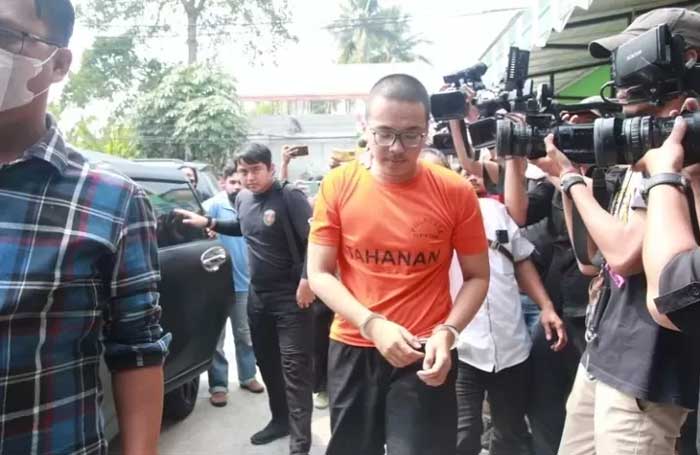 Altafasalya Ardnika Basya menjalani rekonstruksi pembunuhan yang dilakukannya terhadap adik tingkatnya di UI, Muhammad Naufal Zidan, Selasa (22/8/2023).