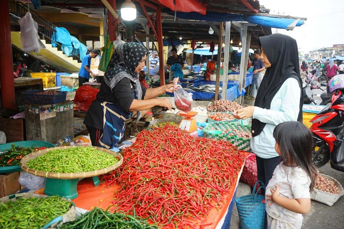 Seorang warga Pekanbaru membeli cabai merah yang dijual di Pasar Jalan Agus Salim Pekanbaru, baru-baru ini.