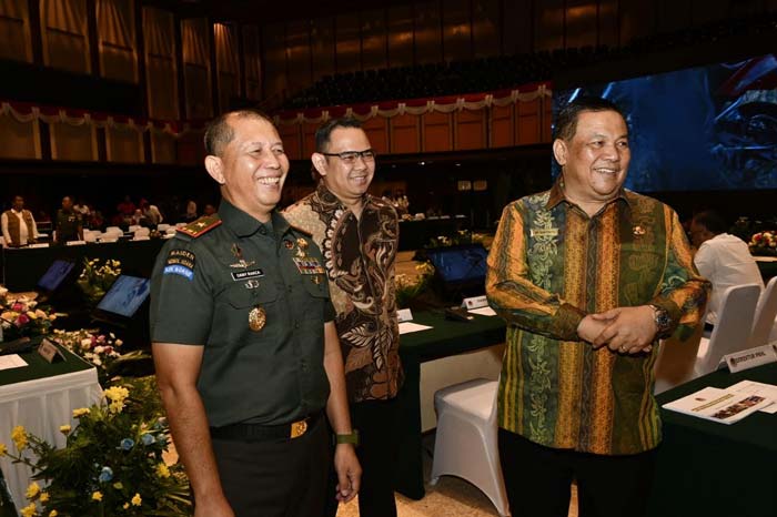 Pj Gubernur Riau SF Hariyanto (kanan) bersama Danrem 031 Wirabima Dany Rakca Andalasawan (kiri) saat menghadiri Rakorsus.