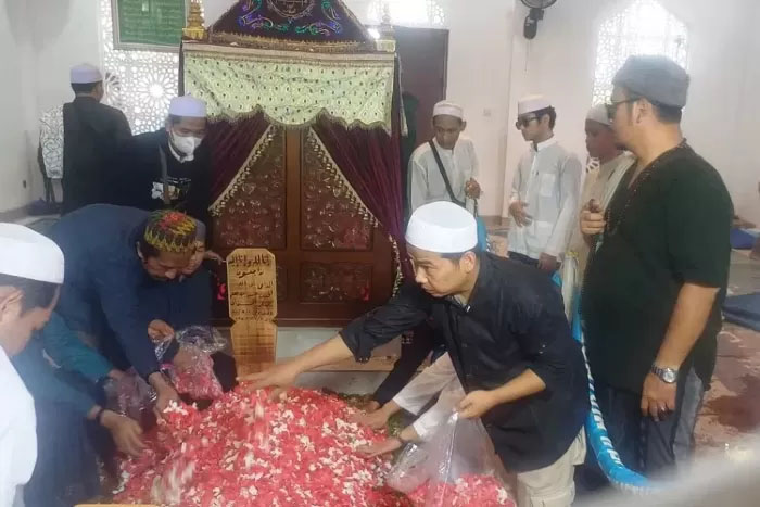 Prosesi tabur bunga pada makam almarhum Habib Hasan bin Jaafar Assegaf, di Hubabah Fatma Alatas, area Masjid Nurul Musthofa Center, Kelurahan Jatimulya, Cilodong, Kota Depok.