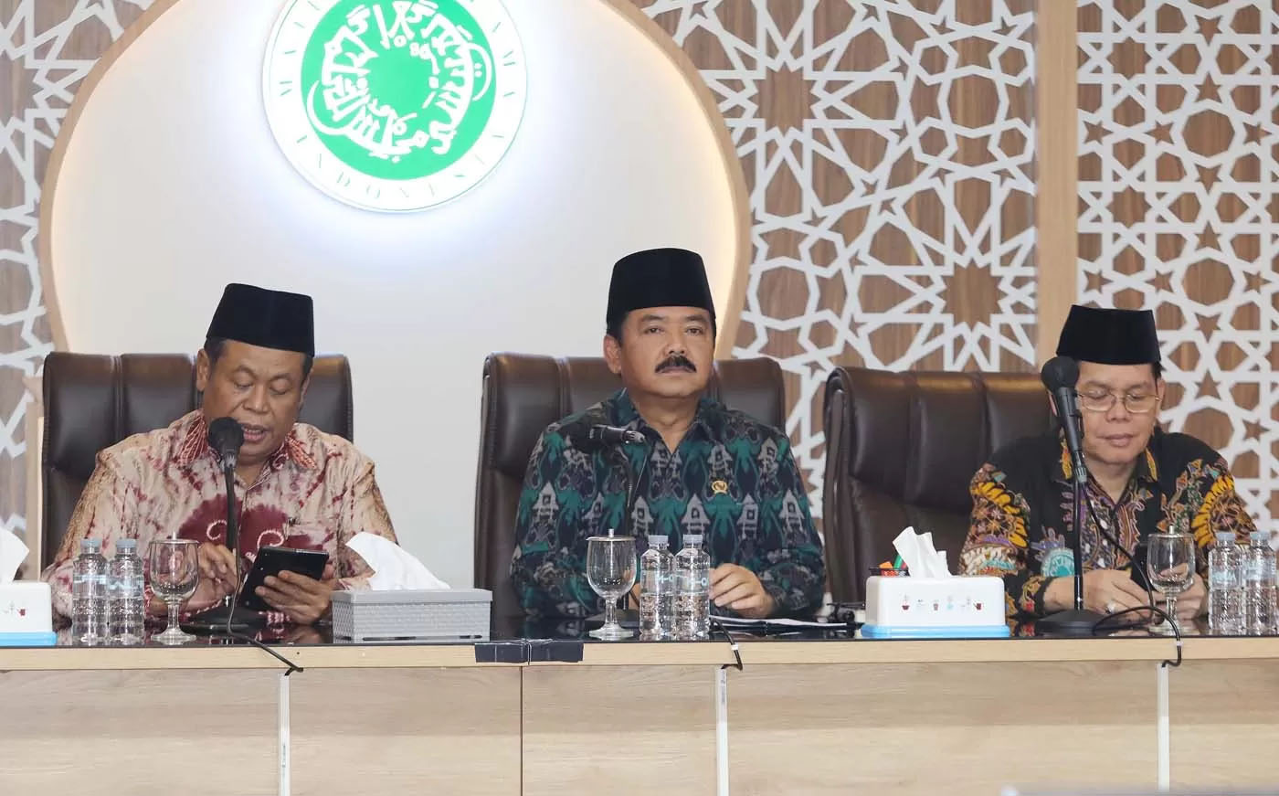 Menteri Koordinator Politik, Hukum dan Keamanan (Menkopolhukam) Hadi TjahjantoI saat menggelar pertemuan di Kantor MUI, Jakarta, Selasa (5/3/2024).