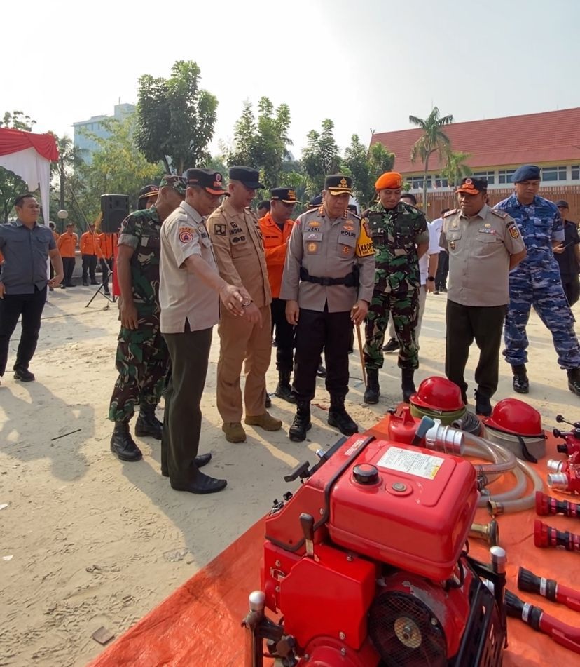 Kapolresta bersama Sekdako Pekanbaru melakukan pengecekan sarpras Karhutla di Kota Pekanbaru, Jumat (15/3/2024).