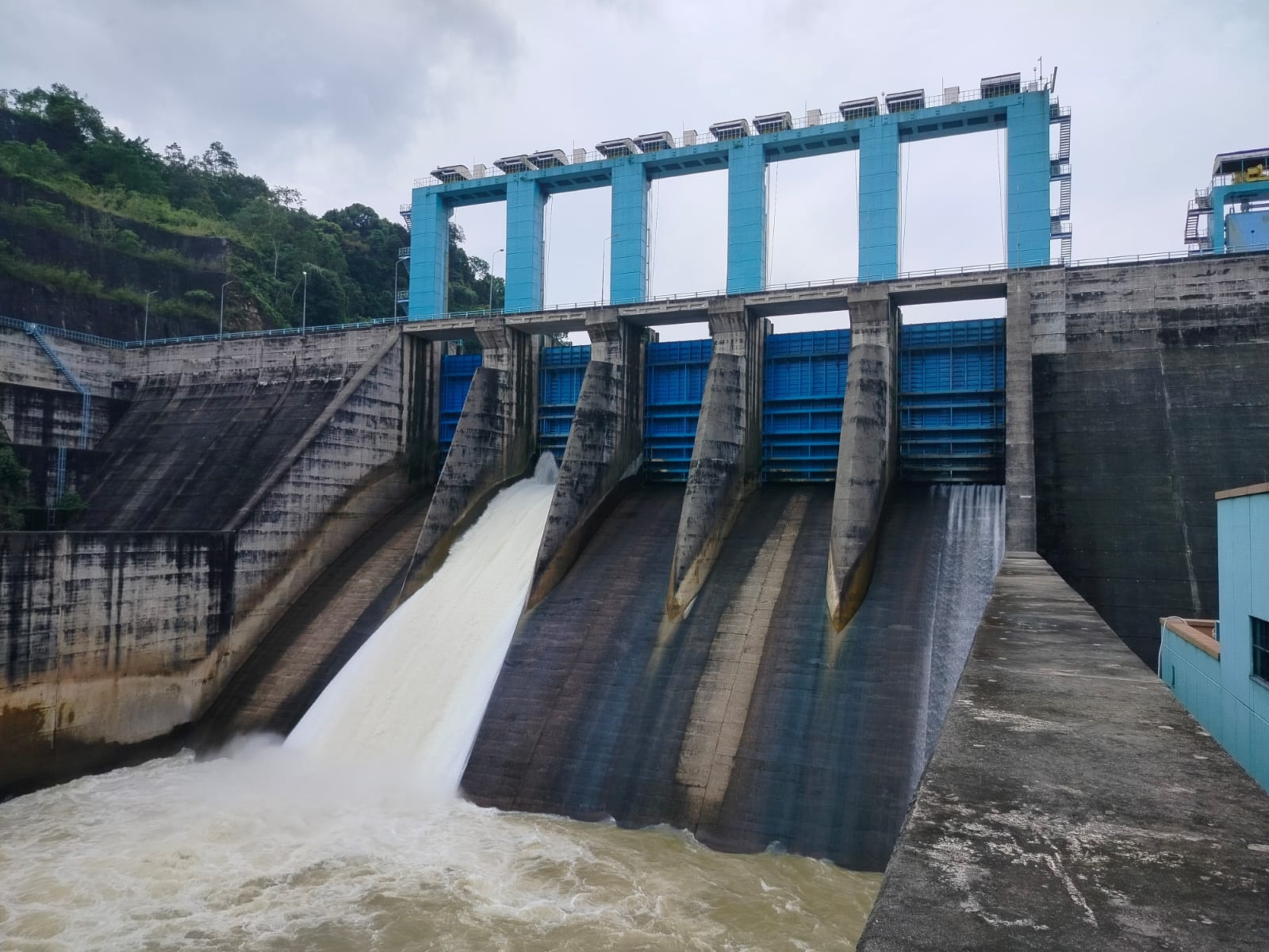 Manajemen PLTA Koto Panjang menurunkan bukaan dua pintu pelimpahan waduk setinggi 50 cm, Jumat (15/3/2024).