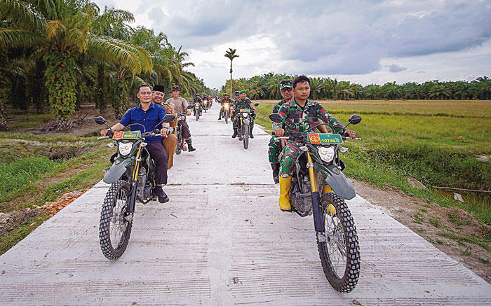Bupati Siak bersama Aster KSAD Mayjen TNI Joko Hadi Susilo SIP dan Dandim Letkol Riyanto dibonceng mengendarai sepeda motor melintasi Jalan Dewi Sri yang dibangun sepanjang 1,5 Km