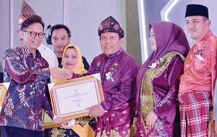 Bupati Rohul menerima sertifikat dari Menteri Kesehatan RI, kategori Kabupaten/Kota Bebas Frambusia, dalam acara Peringatan Hari Penyakit Tropis Terabaikan Sedunia atau World NTD Tahun 2024, Jakarta.