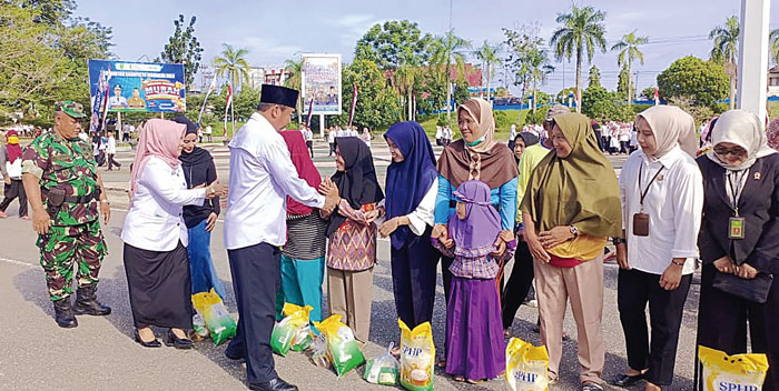 Sekdakab Inhu Ir H Hendrizal MSi bersama pejabat lainnya menyalami warga yang ikut pada pelaksanaan gerai pangan murah di Kantor Bupati Inhu, belum lama ini.