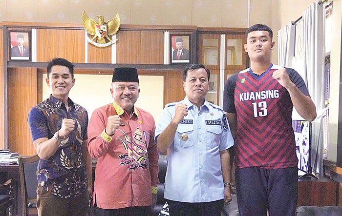 Bupati Kuansing, Dr Suhardiman Amby Ak MM didampingi Kadisdikpora Kuansing H Doni Aprialdi foto bersama di kantor bupati, Kamis (14/3/2024).