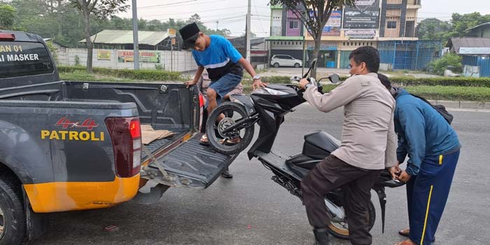 Personel Polsek Tampan mengamankan satu unit kendaraan tanpa Tanda Nomor Kendaraan Bermotor (TNKB) saat Patroli Subuh di wilayah Polsek Tampan, Kamis (14/3