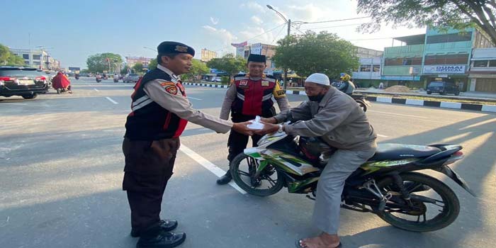 Sebagai wujud kepedulian, jajaran Kepolisian Polres Dumai membagikan takjil kepada masyarakat yang melintas di Jalan Jenderal Sudirman, Kota Dumai, Rabu (13/3/2024).