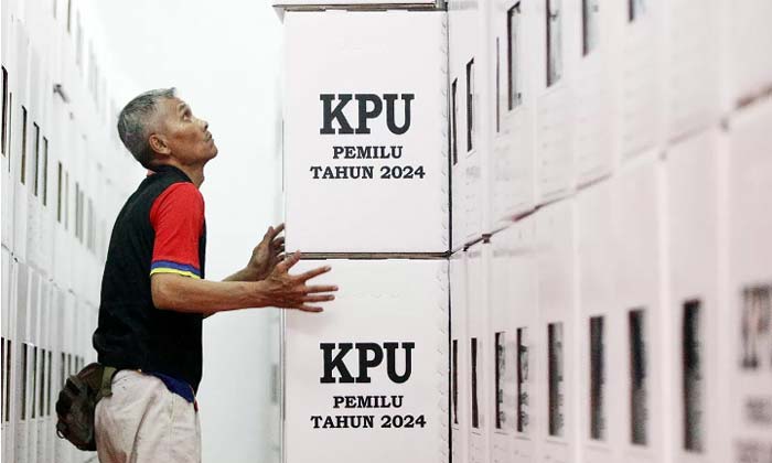 Pekerja sedang menyusun kotak suara Pemilu 2024 di GOR Pemadam Joglo, Jakarta, baru-baru ini.
