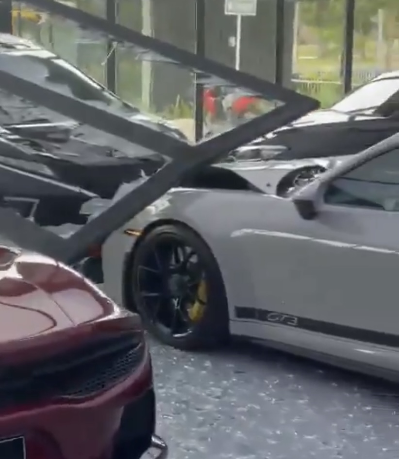 Tangkapan layar satu unit mobil Mitsubishi Xpander menabrak mobil Porsche GT3 yang berada di dalam Showroom.