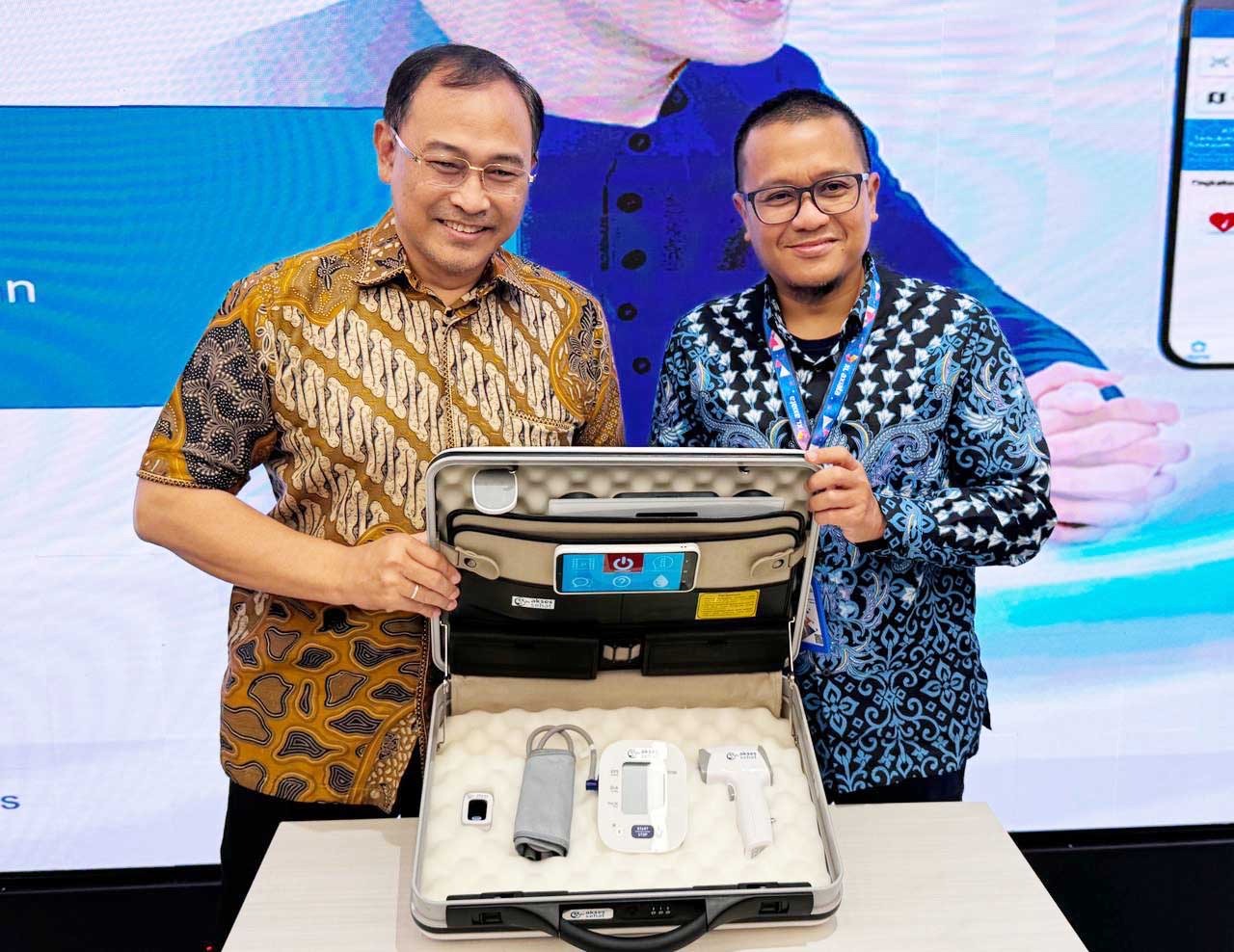 Chief Enterprise Business Officer XL Axiata, Feby Sallyanto (kanan), bersama Direktur Utama PT Alita Praya Mitra, Teguh Prasetya (kiri) melakukan seremoni peluncuran