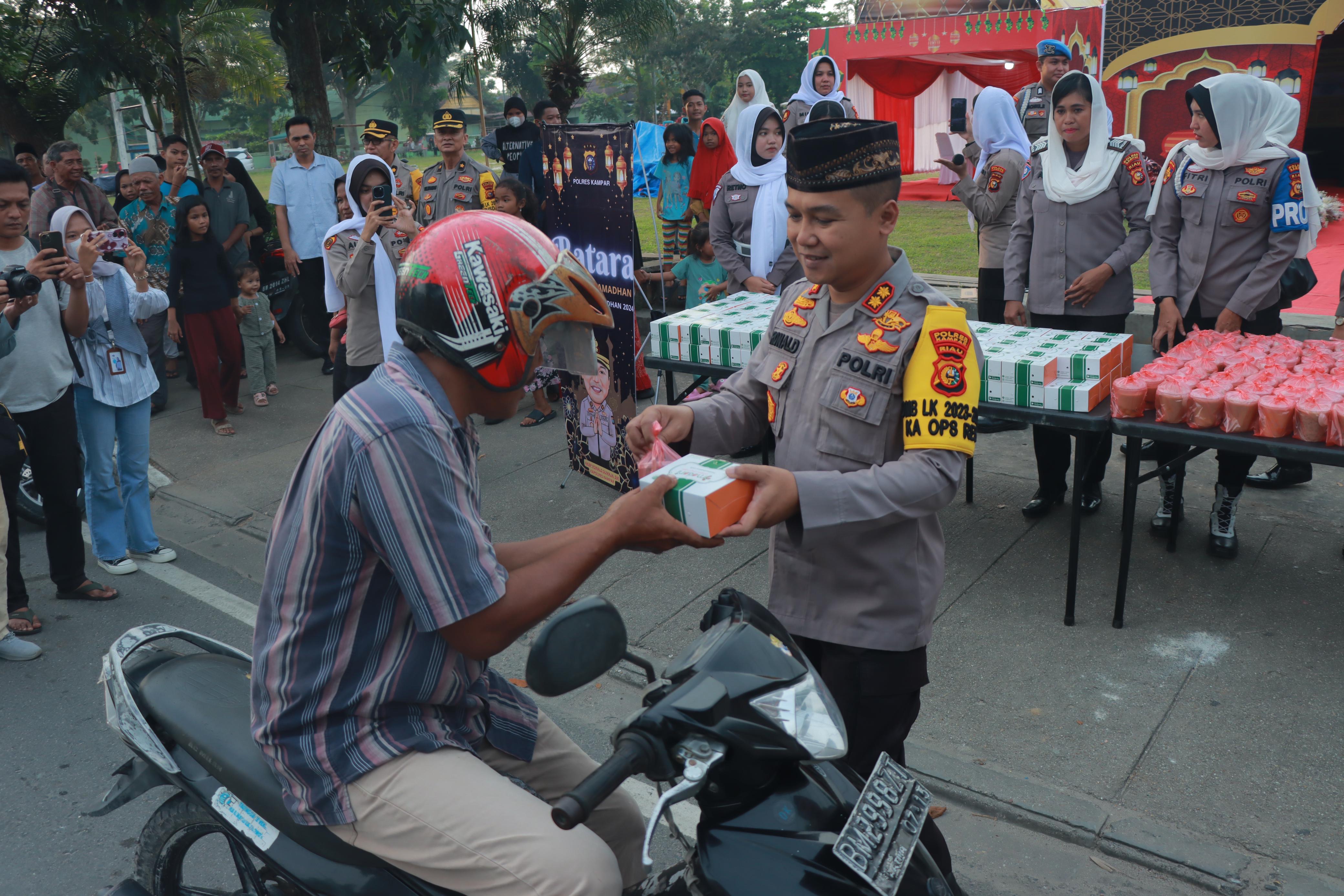 Kapolres Kampar AKBP Ranald Sumaja didampingi pejabat utama Polres Kampar dan Srikandi Polres membagikan takjil gratis di Jalan Prof M Yamin SH depan Pos Pam Lapangan Merdeka, Jumat (15/3/2024).