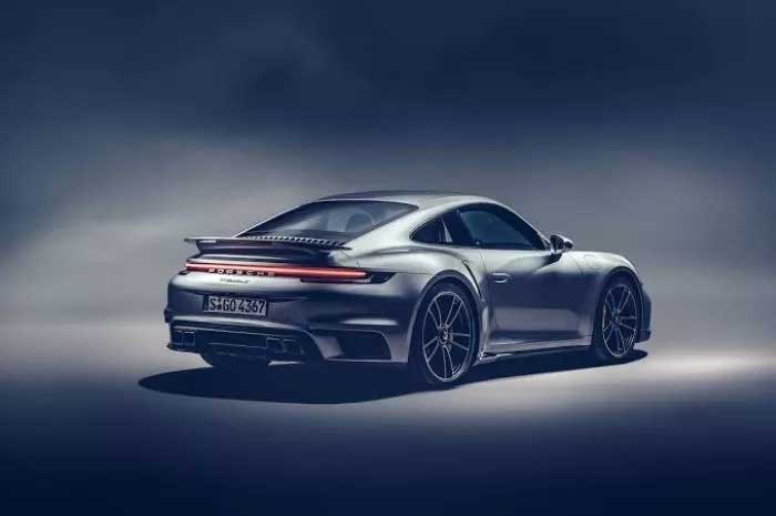 Ilustrasi: Porsche 911 yang legendaris dipastikan tetap memakai mesin pembakaran konvensional sampai masanya benar-benar habis.