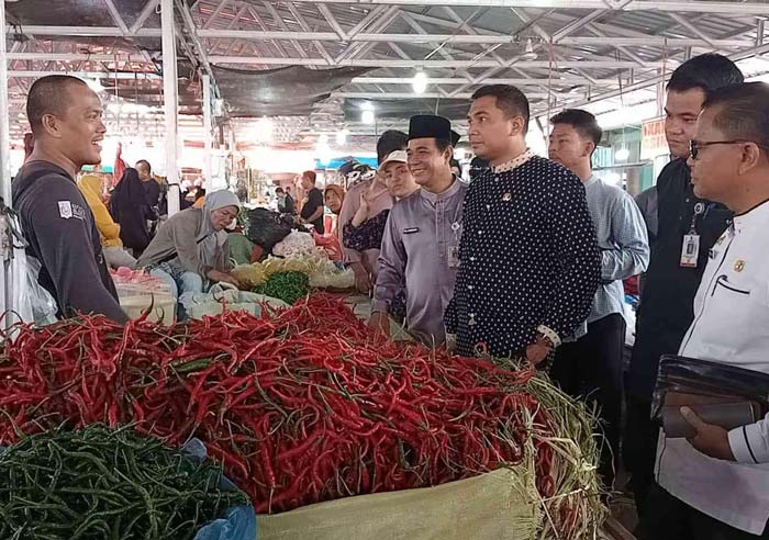 Kepala Dinas Perindustrian dan Perdagangan Kota Pekanbaru Zulhelmi Arifin berdialog dengan pedagang cabai saat melakukan inspeksi mendadak (sidak) di Pasar Cik Puan Pekanbaru.