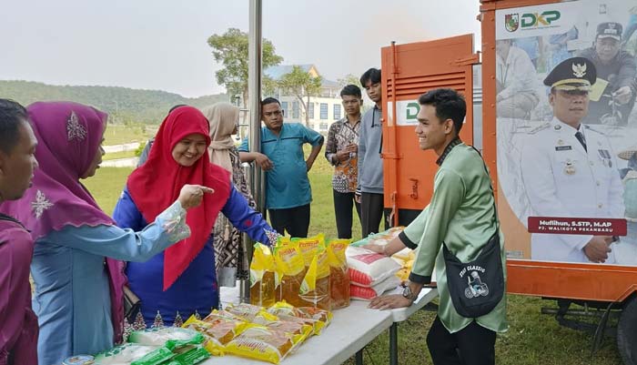 Sejumlah pegawai di lingkungan Kompleks Perkantoran Wali Kota Pekanbaru di Tenayan Raya berbelanja sembako di mobil layanan Pak Iwan yang diluncurkan oleh Disketapang Pekanbaru, Jumat (15/3/2024).
