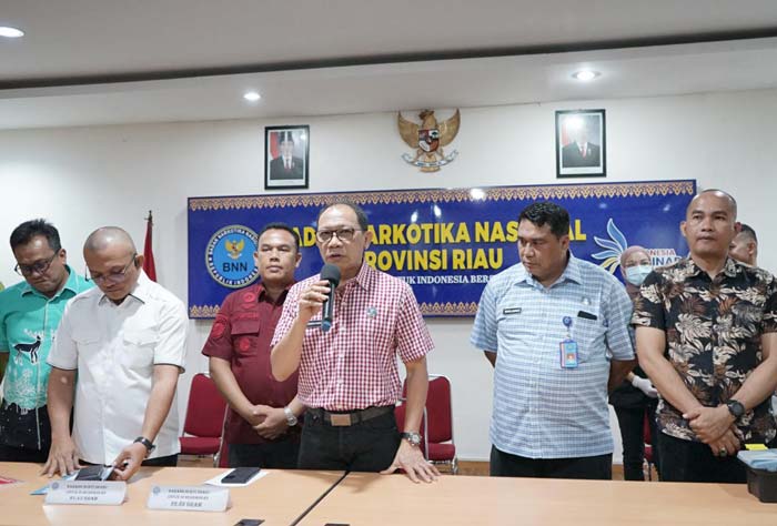 Kepala BNNP Riau Brigjen Pol Robinson DP Siregar memberikan keterangan saat ekspose di Kantor BNNP Riau, Pekanbaru, Jumat (15/3/2024).