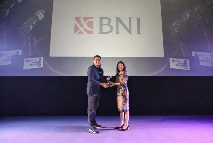 Perwakilan BNI menerima peng&shy;har&shy;gaan Marketeers OMNI Brands of The Year 2024 Award dalam kategori Innovative Digital Operation melalui prog&shy;ram Digitalisasi Bantuan Operasional Kesehatan (BOK).