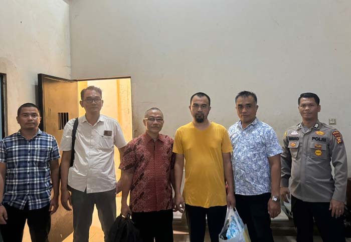 Mantan Direktur RSUD Bangkinang dr Wira Dharma (tiga kiri) dan dr Andri Justian (tiga kanan) saat ditahan Polda Riau, Kamis (14/3/2024).