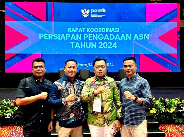 Plt Bupati Kepulauan Meranti AKBP Purnawirawan H Asmar (dua kanan) didampingi Kepala BKPSDM Meranti Bakharuddin.