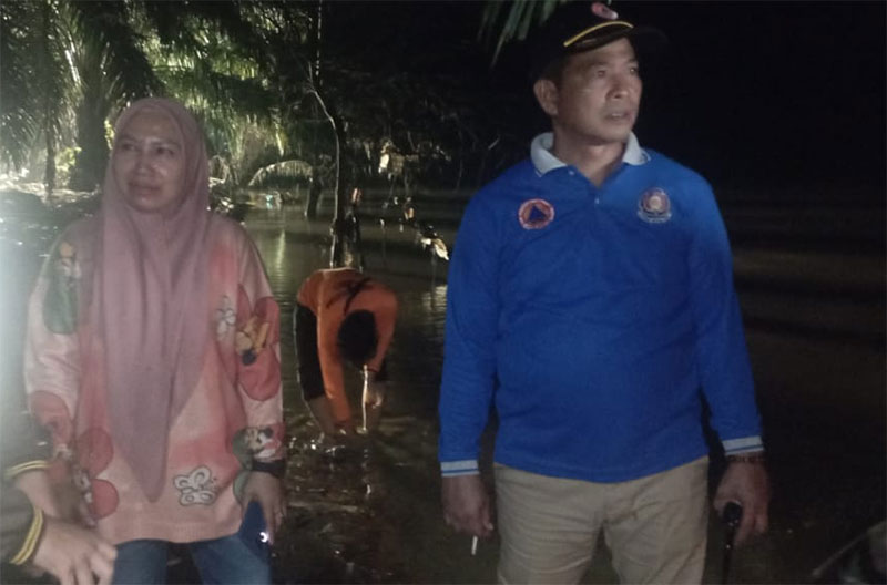 Kepala KPBD Inhu, Mulyadi S.Sos didampingi Camat Kelayang, Rosmidah S.Sos saat memantau proses pencarian korban, Jumat (15/3/2024).