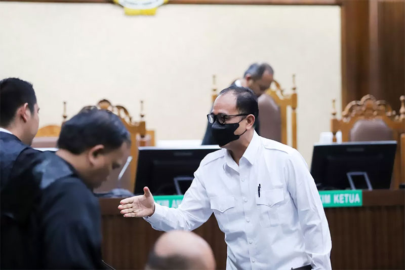 Terdakwa kasus dugaan penerimaan gratifikasi dan TPPU Rafael Alun Trisambodo berjabat tangan dengan tim jaksa usai menjalani sidang dengan agenda pembacaan putusan di Pengadilan Tipikor.