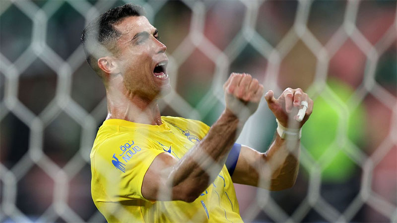 Penyerang Al Nassr, Cristiano Ronaldo melakukan selebrasi usai membobol gawang Al Ahli pada pekan ke-24 Liga Pro Saudi, Sabtu (16/3/2024) dini hari WIB.