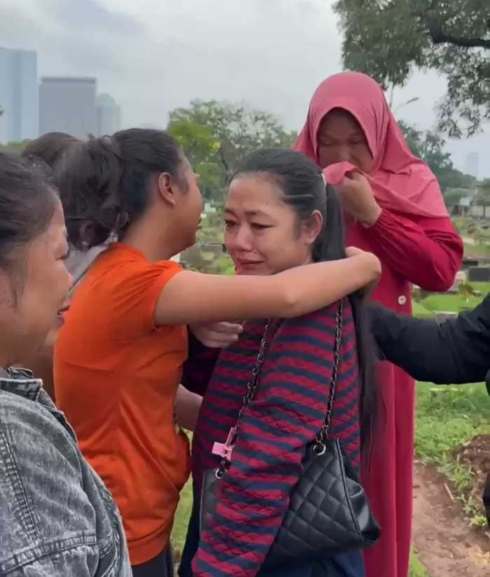 Annisah dari Malaysia setelah 5 tahun tak bisa pulang karena paspornya ditahan oleh agen.